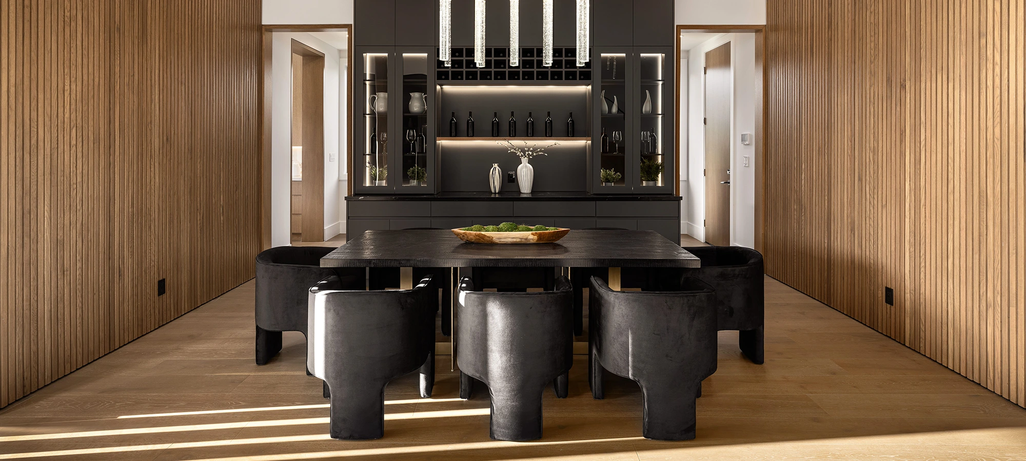 Brede architectuurvisualisatie met moderne projectpresentatie
