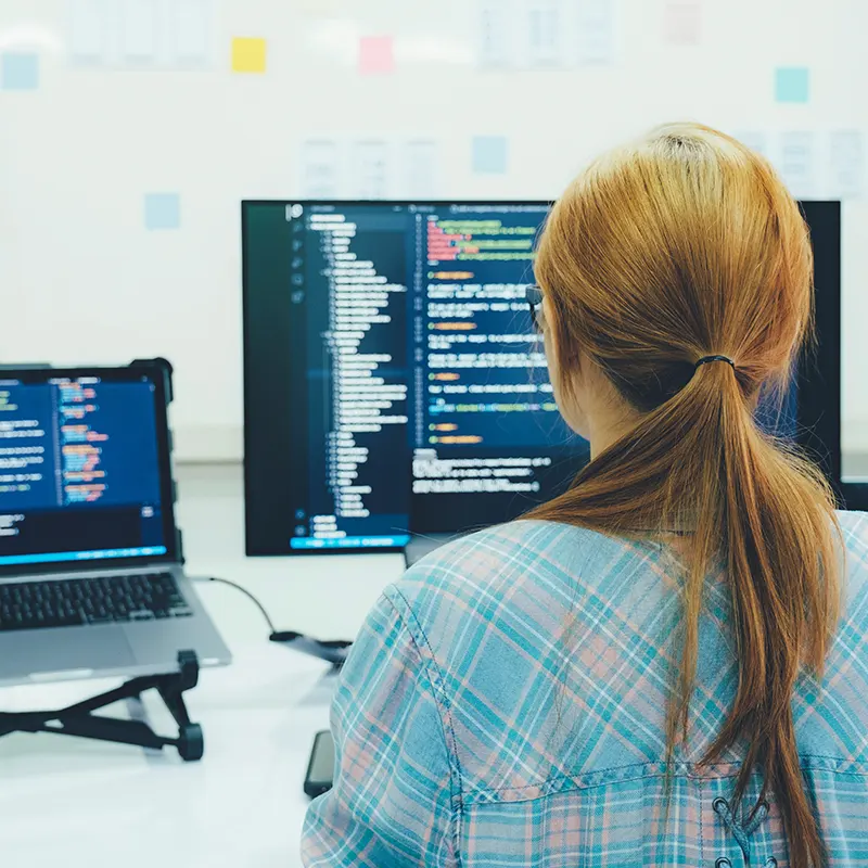 Laravel ontwikkelaar werkt aan maatwerk software